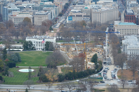 미국 워싱턴DC 백악관이 이스트윙을 철거한 뒤 공사에 한창인 모습. AP=연합뉴스