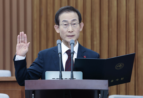 김호철 감사원장 후보자가 29일 국회에서 열린 임명동의안 심사를 위한 인사청문특별위원회 전체회의에 출석해 선서를 하고 있다. 임현동 기자