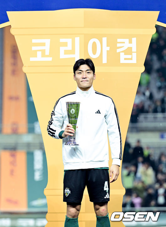 [OSEN=상암월드컵경기장, 조은정 기자] 전북현대가 끝내 정상에 섰다. 연장전 혈투 끝에 광주FC를 2-1로 꺾고 2025 하나은행 코리아컵 우승을 차지했다. 120분 동안 퇴장·부상·논란 상황이 뒤섞인 결승전이었지만, 마지막에 웃은 팀은 전북이었다.전북현대는 6일 오후 1시 30분 서울월드컵경기장에서 열린 2025 하나은행 코리아컵 결승전에서 광주FC와 맞붙어 2-1로 승리했다.코리아컵 MVP로 선정된 전북 박진섭이 포즈를 취하고 있다.  2025.12.06 /cej@osen.co.kr