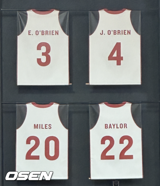 [사진] 시애틀대의 엘진 베일러 22번 영구결번