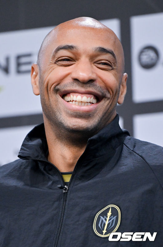 [OSEN=서울월드컵경기장, 박준형 기자] 19일 오후 서울월드컵경기장에서 ‘2024 넥슨 아이콘매치(이하 ‘아이콘 매치’)’ 이벤트 매치가 진행됐다.19일과 20일 양일간 서울월드컵경기장에서 열리는 아이콘 매치는 넥슨 축구 게임'FC온라인'과'FC모바일'에서 은퇴한 전설적인 선수들로 구성된 '아이콘 클래스'에 속한 은퇴 선수들이 한국 경기장에 모이는 이색 경기다. 공격수로만 구성된'FC스피어' 팀과 수비수로만 구성된 '실드 유나이티드' 팀이 '창과 방패'를 콘셉트로 대결을 펼쳐 공격수와 수비수 중 어느 포지션이 더 훌륭한지 판가름한다.미디어데이 인터뷰에서 FC스피어(공격수팀) 티에리 앙리 감독이 미소 짓고 있다.   2024.10.19 / soul1014@osen.co.kr