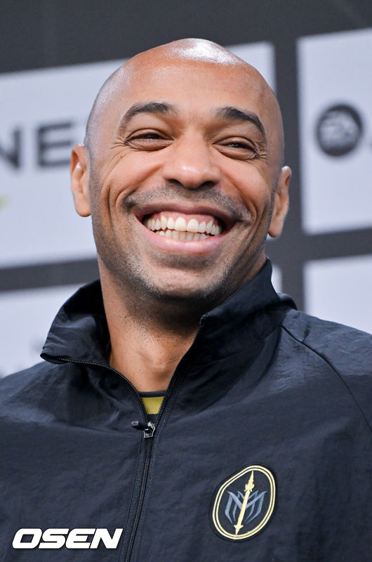 [OSEN=서울월드컵경기장, 박준형 기자] 19일 오후 서울월드컵경기장에서 ‘2024 넥슨 아이콘매치(이하 ‘아이콘 매치’)’ 이벤트 매치가 진행됐다.19일과 20일 양일간 서울월드컵경기장에서 열리는 아이콘 매치는 넥슨 축구 게임'FC온라인'과'FC모바일'에서 은퇴한 전설적인 선수들로 구성된 '아이콘 클래스'에 속한 은퇴 선수들이 한국 경기장에 모이는 이색 경기다. 공격수로만 구성된'FC스피어' 팀과 수비수로만 구성된 '실드 유나이티드' 팀이 '창과 방패'를 콘셉트로 대결을 펼쳐 공격수와 수비수 중 어느 포지션이 더 훌륭한지 판가름한다.미디어데이 인터뷰에서 FC스피어(공격수팀) 티에리 앙리 감독이 미소 짓고 있다.   2024.10.19 / soul1014@osen.co.kr