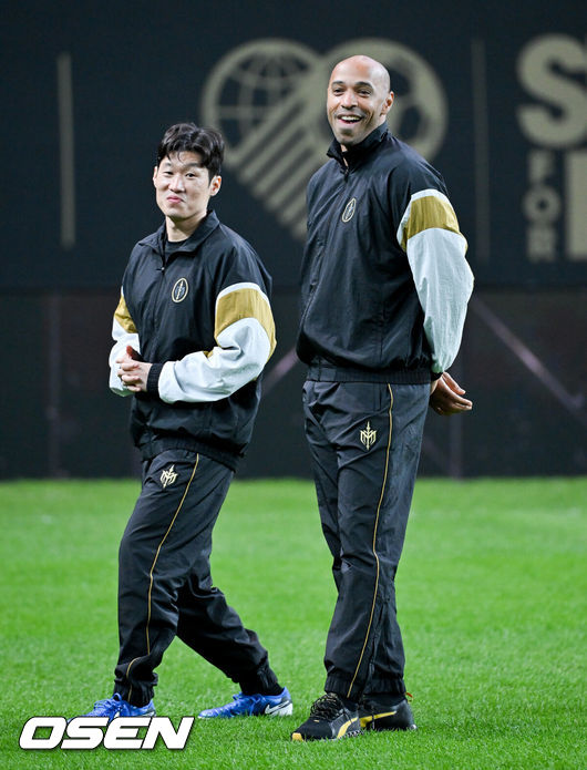 [OSEN=서울월드컵경기장, 박준형 기자] 19일 오후 서울월드컵경기장에서 ‘2024 넥슨 아이콘매치(이하 ‘아이콘 매치’)’ 이벤트 매치가 진행됐다.19일과 20일 양일간 서울월드컵경기장에서 열리는 아이콘 매치는 넥슨 축구 게임'FC온라인'과'FC모바일'에서 은퇴한 전설적인 선수들로 구성된 '아이콘 클래스'에 속한 은퇴 선수들이 한국 경기장에 모이는 이색 경기다. 공격수로만 구성된'FC스피어' 팀과 수비수로만 구성된 '실드 유나이티드' 팀이 '창과 방패'를 콘셉트로 대결을 펼쳐 공격수와 수비수 중 어느 포지션이 더 훌륭한지 판가름한다.티에리 앙리와 박지성이 이야기 나누고 있다.. 2024.10.19 / soul1014@osen.co.kr