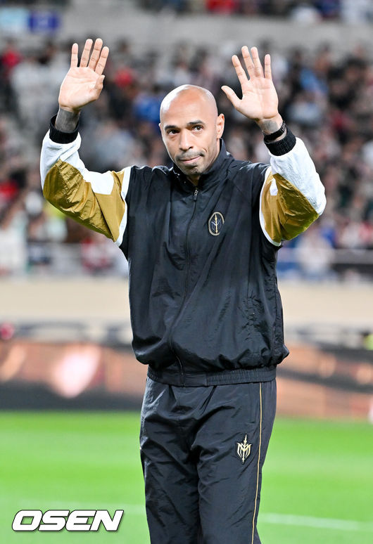 [OSEN=서울월드컵경기장, 박준형 기자] 19일 오후 서울월드컵경기장에서 ‘2024 넥슨 아이콘매치(이하 ‘아이콘 매치’)’ 이벤트 매치가 진행됐다.19일과 20일 양일간 서울월드컵경기장에서 열리는 아이콘 매치는 넥슨 축구 게임'FC온라인'과'FC모바일'에서 은퇴한 전설적인 선수들로 구성된 '아이콘 클래스'에 속한 은퇴 선수들이 한국 경기장에 모이는 이색 경기다. 공격수로만 구성된'FC스피어' 팀과 수비수로만 구성된 '실드 유나이티드' 팀이 '창과 방패'를 콘셉트로 대결을 펼쳐 공격수와 수비수 중 어느 포지션이 더 훌륭한지 판가름한다.티에리 앙리가 팬들에게 인사를 하고 있다. 2024.10.19 / soul1014@osen.co.kr