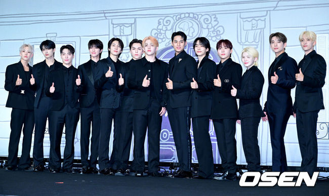 [OSEN=지형준 기자] 29일 오후 서울 여의도 콘래드호텔에서 세븐틴 베스트 앨범 ‘17 IS RIGHT HERE’ 발매 기념 글로벌 기자간담회가 열렸다.‘17 IS RIGHT HERE’는 세븐틴의 과거-현재-미래를 집대성한 앨범이다. 여기에는 타이틀곡 ‘MAESTRO’를 비롯해 힙합 유닛의 ‘LALALI’, 퍼포먼스 유닛의 ‘Spell’, 보컬 유닛의 ‘청춘찬가’ 등 신곡 4곡과 세븐틴의 이름을 빛낸 역대 타이틀곡 28곡, 연주곡 ‘아낀다 (Inst.)’가 담겼다.그룹 세븐틴(호시, 준, 디노, 디에잇, 원우, 버논, 에스쿱스, 민규, 정한, 승관, 우지, 조슈아, 도겸)이 포토타임을 하고 있다. 2024.04.29 /jpnews@osen.co.kr