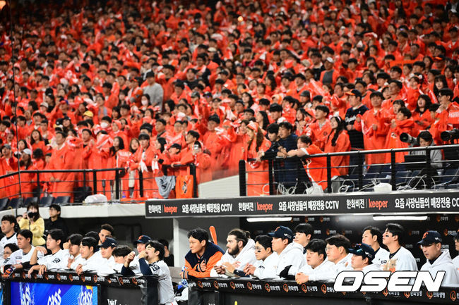 [OSEN=대전, 지형준 기자] 24일 오후 대전 한화생명볼파크에서 2025 신한 SOL Bank KBO리그 포스트시즌 플레이오프 5차전 한화 이글스와 삼성 라이온즈의 경기가 열렸다.한화는 코디 폰세, 삼성은 최원태를 선발 투수로 내세웠다.7회말 한화 공격이 이어지는 가운데 팬들이 열띤 응원을 선보이고 있다. 2025.10.24 /jpnews@osen.co.kr