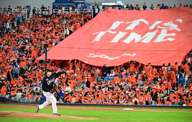 [OSEN=대구, 조은정 기자]21일 대구 삼성라이온즈파크에서 2025 신한 SOL Bank KBO리그 포스트시즌 플레이오프 3차전 삼성 라이온즈와 한화 이글스의 경기가 열렸다.홈팀 삼성은 후라도, 방문팀 한화는 류현진을 선발로 내세웠다.1회말 마운드에 오른 한화 류현진이 연습피칭을 하고 있다. 2025.10.21 /cej@osen.co.kr