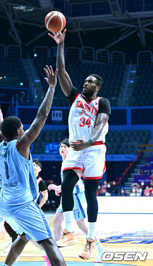 [OSEN=고양, 최규한 기자] 29일 오후 경기도 고양 소노아레나에서 ‘2025-2026 LG전자 프로농구’ 고양 소노와 서울 SK의 경기가 열렸다.홈팀 소노는 9승 16패로 공동 7위, 방문팀 SK는 14승 11패로 5위에 자리하고 있다. 3쿼터, SK 워니가 슛을 시도하고 있다. 2025.12.29 / dreamer@osen.co.kr