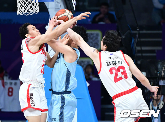 [OSEN=고양, 최규한 기자] 29일 오후 경기도 고양 소노아레나에서 ‘2025-2026 LG전자 프로농구’ 고양 소노와 서울 SK의 경기가 열렸다.홈팀 소노는 9승 16패로 공동 7위, 방문팀 SK는 14승 11패로 5위에 자리하고 있다. 1쿼터, 소노 정희재와 SK 에디 다니엘이 리바운드 다툼 도중 충돌하고 있다. 2025.12.29 / dreamer@osen.co.kr