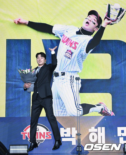 [OSEN=조은정 기자]LG 트윈스 박해민이 9일 서울 송파구 잠실동 롯데호텔 월드에서 진행된 2025 신한은행 SOL 뱅크 KBO 골든글러브 시상식에서 골든포토상을 수상하며 장면을 재연하고 있다.올 한 해 최고의 장면을 연출한 선수에게 시상하는 골든포토상은 한국스포츠사진기자회의 특별상으로 1994년 신설되었다.올해 선정된 사진은 LG 박해민이 한국시리즈 1차전에서 한화 문현빈의 장타성 타구를 펜스 앞에서 점프캐치 하는 장면이다.골든포토상 수상자에게는 트로피와 액자, 니콘이미징코리아에서 후원한 미러리스 카메라가 부상으로 전달된다. 2025.12.09 /cej@osen.co.kr