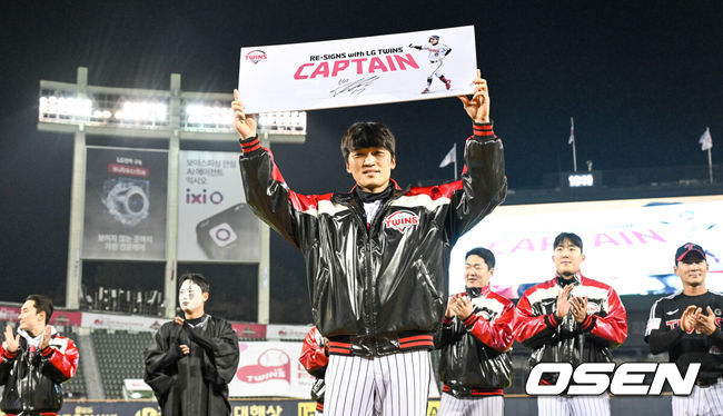 [OSEN=잠실, 조은정 기자] 프로야구 LG 트윈스가 22일 서울 잠실구장에서 ‘2025러브기빙페스티벌with챔피언십’을 개최했다.이번 행사는 2008년 ‘LG 트윈스 러브페스티벌’로 야구 꿈나무들을 위한 후원행사로 시작해, 2017년부터 ‘러브기빙데이’로 이름을 바꿔 팬과 선수단이 함께하는 자선행사다.전날 LG와 FA를 계약한 박해민이 사인 퍼포먼스를 하고 있다. 2025.11.22 /cej@osen.co.kr