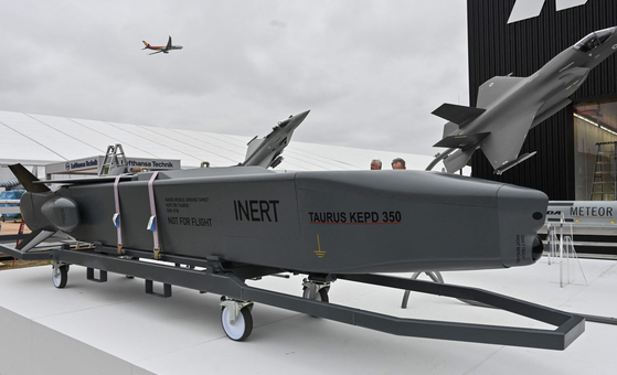 독일산 장거리 공대지 순항미사일 타우러스. 독일 연방의회는 17일(현지시간) 타우러스 미사일 개량을 포함, 500억 유로가 넘는 대규모 국방 조약 계약을 승인했다. AFP=연합뉴스