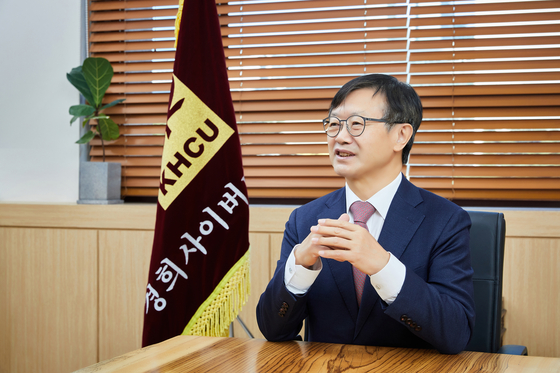 변창구 경희사이버대 총장은 “일반대학원 개원 및 박사과정 개설은 경희사이버대 교육·연구체제의 종합 틀을 구성한 것”이라며 “상담·논문 지도 전담교수를 운영해 학생들의 학업·진로·연구 전반을 밀착 지원하겠다”고 말했다. 프리랜서 조인기