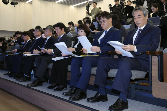 김건희 특검팀의 민중기 특별검사(오른쪽부터)와 김형근, 오정희, 박상진, 문홍주, 김경호, 박노수 특검보가 29일 서울 종로구 KT광화문빌딩 웨스트에 마련된 브리핑룸에서 특검 수사 결과 종합 브리핑을 준비하고 있다. 뉴스1