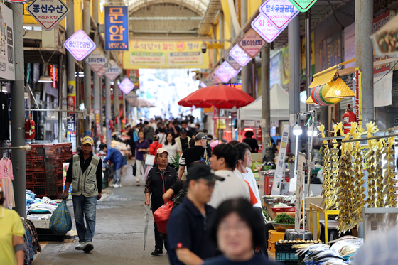 광주 북구 우산동 말바우시장이 시민들로 북적이고 있다. 뉴스1