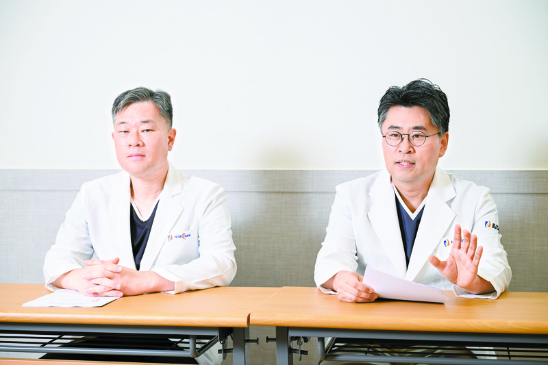 목동힘찬병원 남창현 병원장(왼쪽)과 이동녕 원장은 “로봇은 의사의 경험과 숙련도를 더블체크해 오차 범위를 줄인다”고 말했다. 인성욱 객원기자