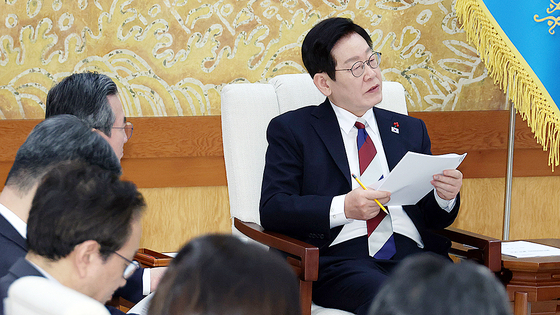  이재명 대통령이 청와대로 첫 출근한 29일 참모진과 차담을 하고 있다. 연합뉴스