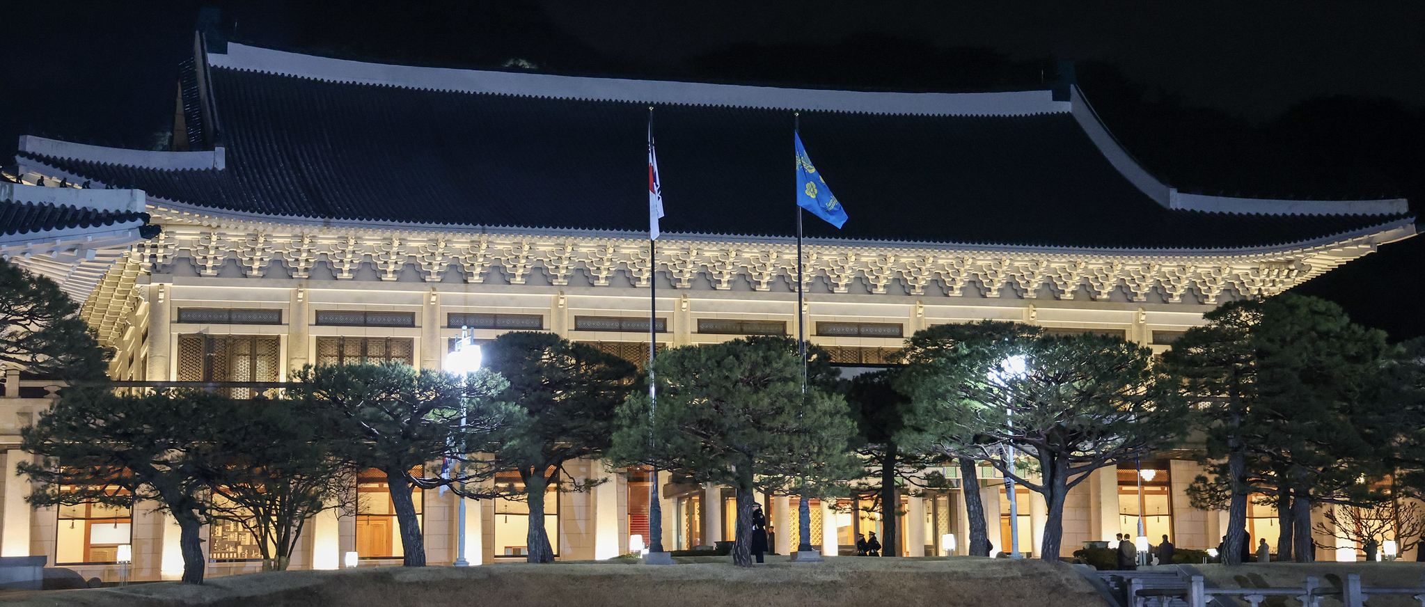 29일 오전 0시 청와대에 봉황기가 게양되고 있다. 청와대사진기자단