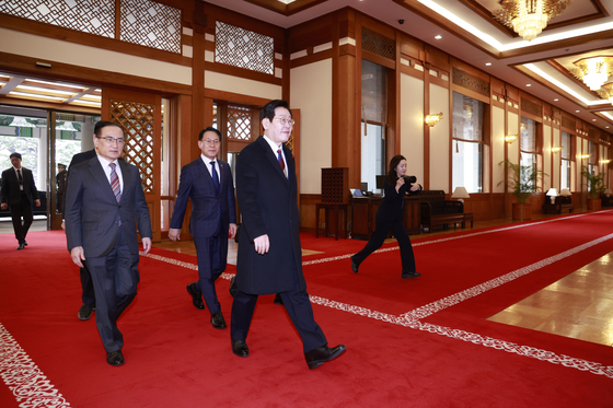 이재명 대통령이 29일 청와대에서 공식 근무를 시작했다. 이 대통령이 이날 오전 청와대 본관에 도착해 차에서 내려 위성락 안보실장, 김용범 정책실장 등과 입장하고 있다. 전민규 기자