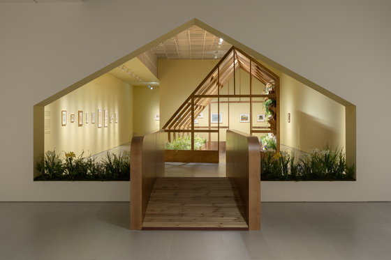 타샤 튜더의 정원으로 들어가는 느낌을 주는 전시장 풍경이 인상적이다.