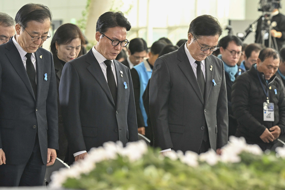 29일 전남 무안국제공항에서 열린 12ㆍ29 제주항공 여객기 참사 1주기 추모식에서 김민석 국무총리와 우원식 국회의장 등이 묵념하고 있다. 연합뉴스