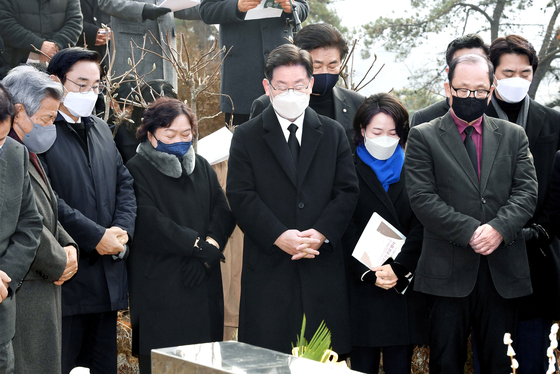 2021년 12월 29일 당시 이재명 더불어민주당 대선후보가 고 김근태 선생 10주기 추모행사에 참석해 묵념하고 있다. 국회사진기자단