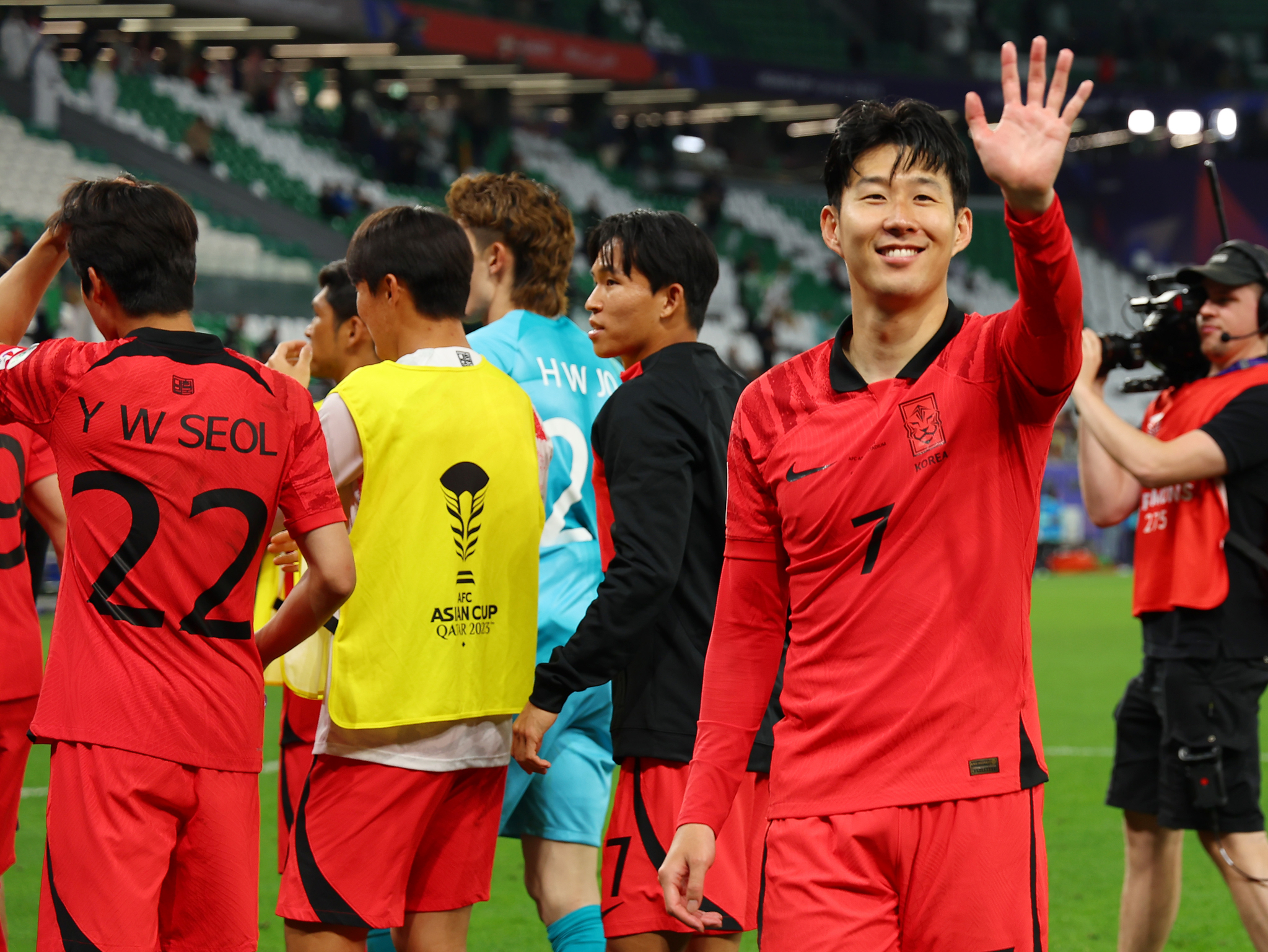 지난해 카타르 아시안컵에 참가한 손흥민(오른쪽). 연합뉴스