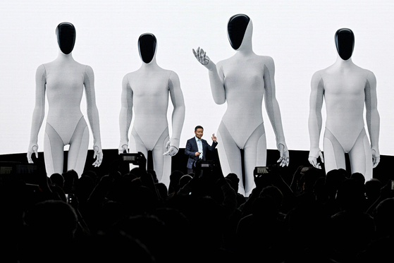 중국 전기차 업체 샤오펑의 창업자 겸 회장인 허샤오펑이 지난달 5일 광저우 본사에서 기자회견을 열고 차세대 휴머노이드 로봇, 아이언을 공개하고 있다. [AFP=연합뉴스]