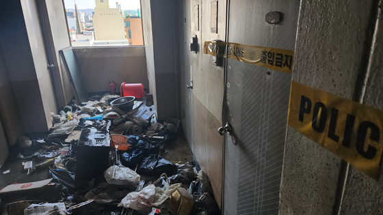 29일 오전 울산 남구 달동의 한 아파트 세대 앞에 폴리스라인이 설치돼 출입이 통제되고 있다. 지난 28일 오후 6시 56분쯤 이 아파트에서 발생한 화재로 저장 강박 증세를 보이던 70대 주민이 사망했다. 소방 당국은 쓰레기 정리와 함께 진화 작업을 벌인 끝에 약 7시간 45분 만에 불을 완전히 껐다. 연합뉴스 