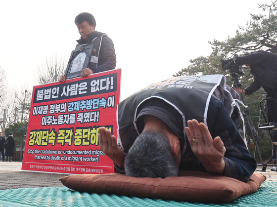 고(故) 뚜안 씨의 아버지가 29일 서울 종로구 청와대 분수대 앞에서 사망에 대한 정부 사과·진상규명·강제 단속 중단을 촉구하며 108배를 하고 있다. 연합뉴스