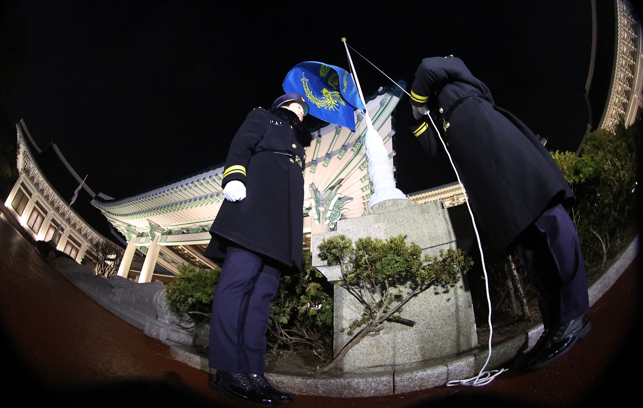 대통령실의 공식 명칭이 '청와대'로 변경된 29일 자정 청와대 본관 앞에 봉황기가 다시 게양되고 있다. 청와대사진기자단