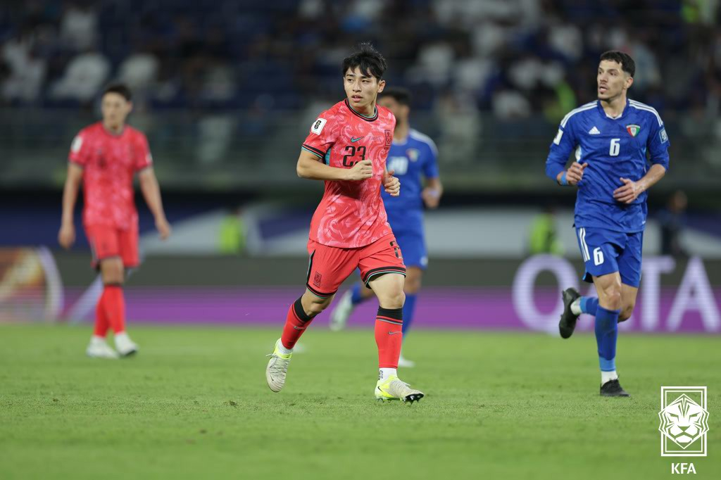 지난해 11월 쿠웨이트를 상대로 A매치 데뷔전을 치른 이현주(가운데). 사진 대한축구협회