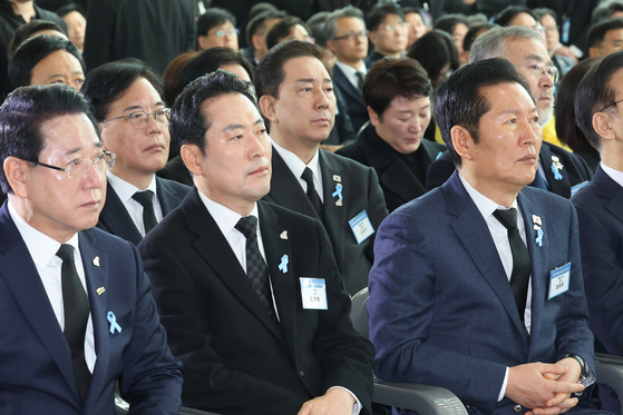 정청래 더불어민주당 대표, 장동혁 국민의힘 대표 등이 29일 전라남도 무안군 무안국제공항 여객터미널에서 열린 12ㆍ29 여객기 참사 1주기 추모식에 참석해 있다. 연합뉴스