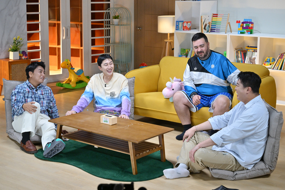 '이웃집 남편들'의 패널들. 왼쪽부터 개그맨 곽범, 방송인 슬리피와 샘 해밍턴, 개그맨 송하빈이 출연해 연애부터 결혼·임신·출산·육아까지의 과정을 편하게 터놓는다. 사진 KBS