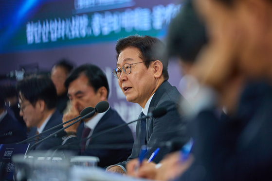 이재명 대통령이 5일 충남 천안 타운홀 미팅에서 모두발언을 하고 있다. 이 대통령은 "서울·수도권 집값 때문에 요새 욕을 많이 먹는 편인데 대책이 없다"고 고충을 토로했다.[사진 대통령실] 