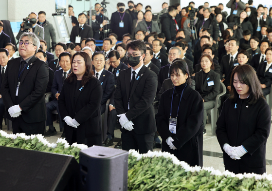 29일 무안공항 제주항공 여객기 참사 발생 1주기를 맞아 무안국제공항에서 희생자 179명을 기리는 추모식이 열렸다. 유가족과 정부, 국회 관계자 등 1200여 명이 참석했다. 사진공동취재단