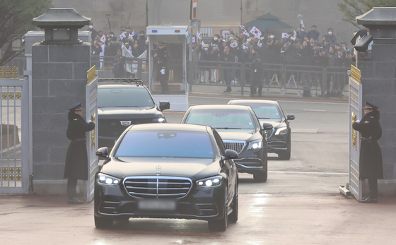 (서울=뉴스1) 허경 기자 = 이재명 대통령의 차량이 29일 오전 청와대 정문을 통과하고 있다. 윤석열 전 대통령이 청와대를 떠난 지 약 '3년 7개월' 만에 다시 청와대 시대가 열렸다. 뉴스1