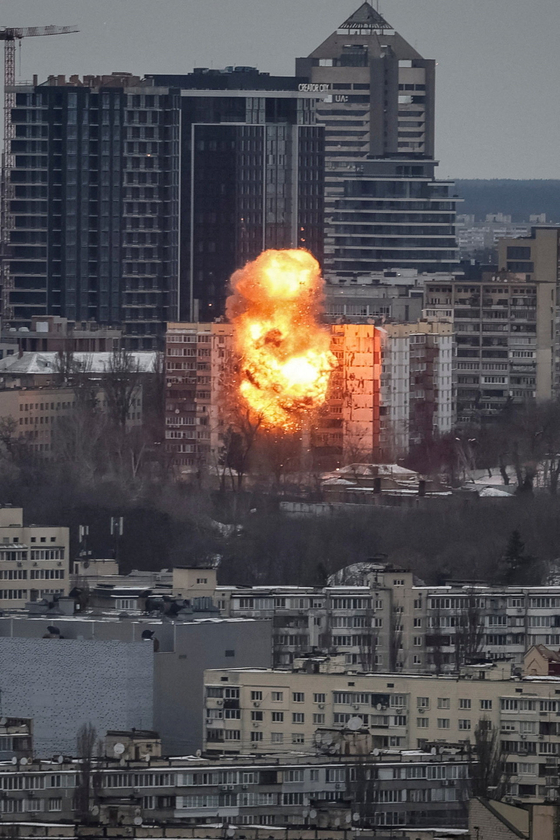 27일 러시아의 미사일·드론 공습을 받은 우크라이나 키이우의 한 아파트에 화재가 발생했다. [로이터=연합뉴스]