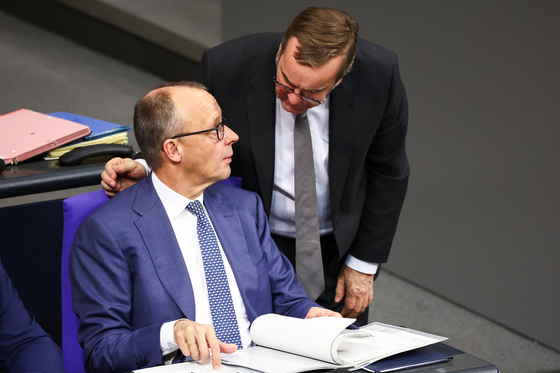 프리드리히 메르츠 독일 총리(왼쪽)가 17일(현지시간) 독일 연방의회에서 보리스 피스토리우스 국방장관과 대화하고 있다. 로이터=연합뉴스