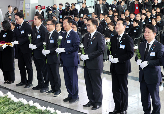 29일 오전 전남 무안국제공항에서 열린 12ㆍ29 제주항공 여객기 참사 1주기 추모식에서 우원식 국회의장(오른쪽 세 번째)과 정청래 더불어민주당 대표, 장동혁 국민의힘 대표 등 국회 대표가 헌화하고 있다. 연합뉴스