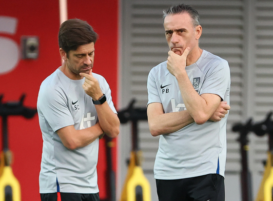 카타르월드컵 훈련장에서 같은 포즈를 취하며 고민하는 파울루 벤투 감독과 세르지우 코스타(왼쪽) 수석코치. 김현동 기자