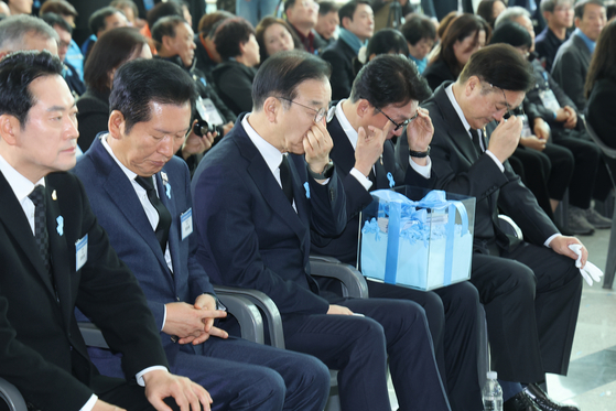 우원식 국회의장(오른쪽부터), 김민석 국무총리, 김윤덕 국토교통부 장관, 더불어민주당 정청래 대표, 국민의힘 장동혁 대표가 29일 전라남도 무안군 무안국제공항 여객터미널에서 열린 12ㆍ29 여객기 참사 1주기 추모식에서 눈물을 흘리고 있다. 연합뉴스