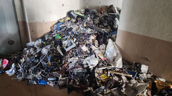 29일 오전 울산 남구 달동의 한 아파트 복도에 쓰레기 산이 쌓여 있다. 지난 28일 오후 6시 56분쯤 이 아파트에서 발생한 화재로 저장 강박 증세를 보이던 70대 주민이 사망했다. 소방 당국은 쓰레기 정리와 함께 진화 작업을 벌인 끝에 약 7시간 45분 만에 불을 완전히 껐다. 연합뉴스