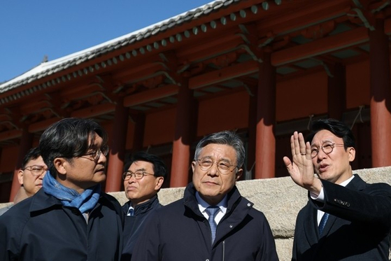 김민석 총리가 지난 11월 10일 서울 종묘를 방문해 서울시의 세운 4구역 재개발을 거론했다. 도심에 택지가 부족한 서울은 고층 재개발이 신규 주택 공급의 돌파구로 주목 받는다. 연합뉴스 