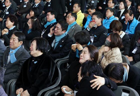 참사 1주기를 맞아 추모식에 참석한 유가족들은 "진실이 밝혀지지 않은 추모는 완성될 수 없다"며 철저한 조사를 요구했다. 연합뉴스
