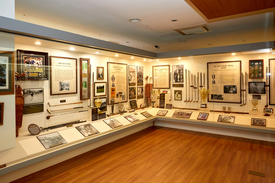 15세기 스코틀랜드에서 시작된 골프는 유럽과 미국으로 전파돼 세계적인 스포츠로 자리매김했으며 경기를 즐기기 위해서는 격식을 갖춘 복장을 하고 장비를 갖춰야 한다.