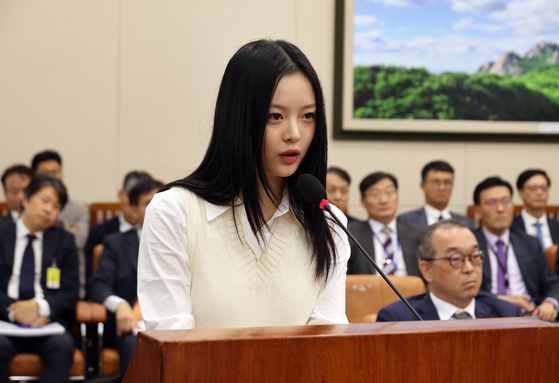 뉴진스 하니가 지난해 10월 15일 서울 여의도 국회에서 열린 환경노동위원회 국정감사에서 의원들의 질의에 답하고 있다. 국회사진기자단