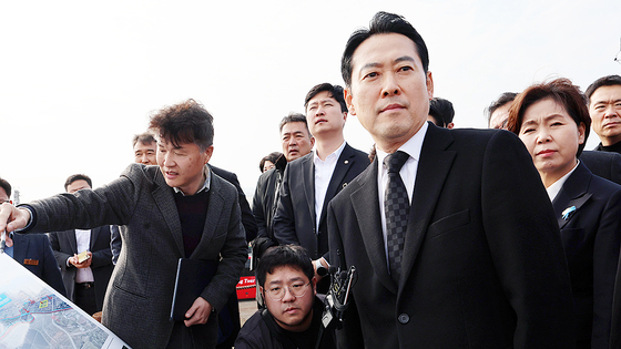  국민의힘 장동혁 대표(가운데)가 29일 오후 전남 현안 사업 현장인 해남군 산이면 솔라시도를 시찰하고 있다. 연합뉴스