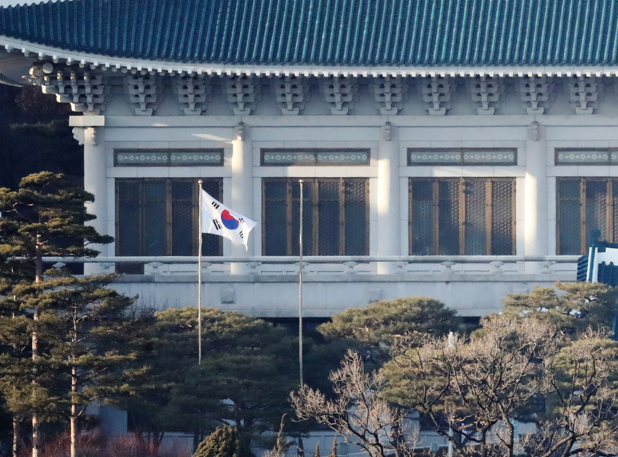 2017년 3월 10일 오전 헌법재판소의 박근혜 대통령 탄핵소추 심판선고로 박 대통령이 파면됐다. 이날 오후 청와대 본관에 게양 돼 있던 봉황기가 내려진 모습. 전민규 기자