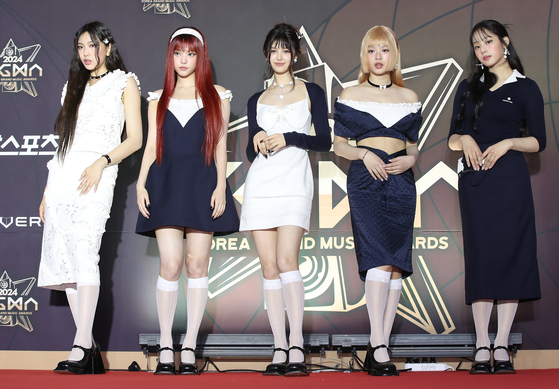 그룹 뉴진스는 2022년 5인조로 데뷔했다. 소속사 어도어와의 전속계약 갈등 속에 다니엘(가운데)이 빠지며, 내년부턴 4인조로 재편한다. 사진 뉴스1